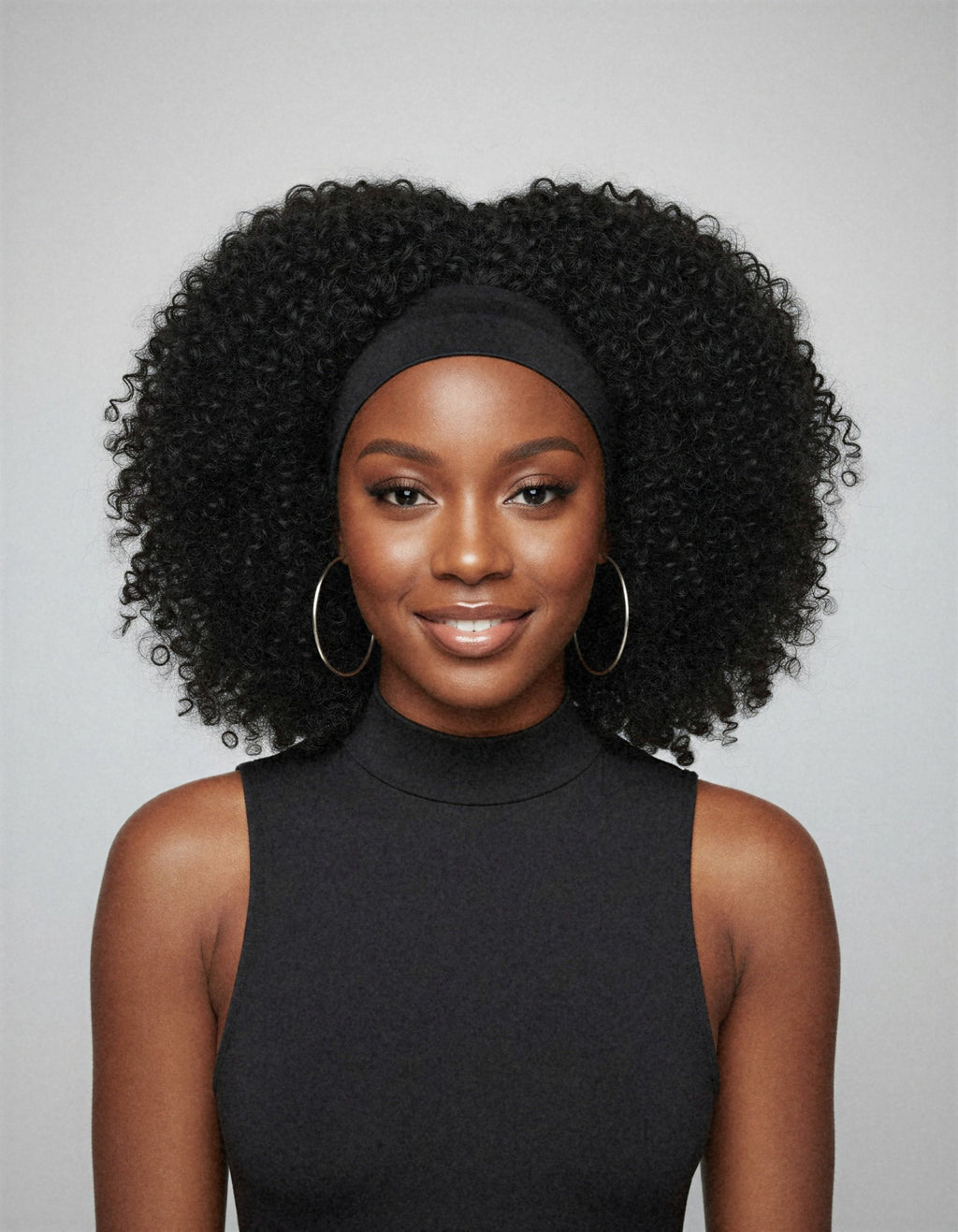 Perruque bandeau crépue kinky curly portée de face, fond studio
