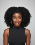 Perruque bandeau crépue kinky curly portée de face, fond studio
