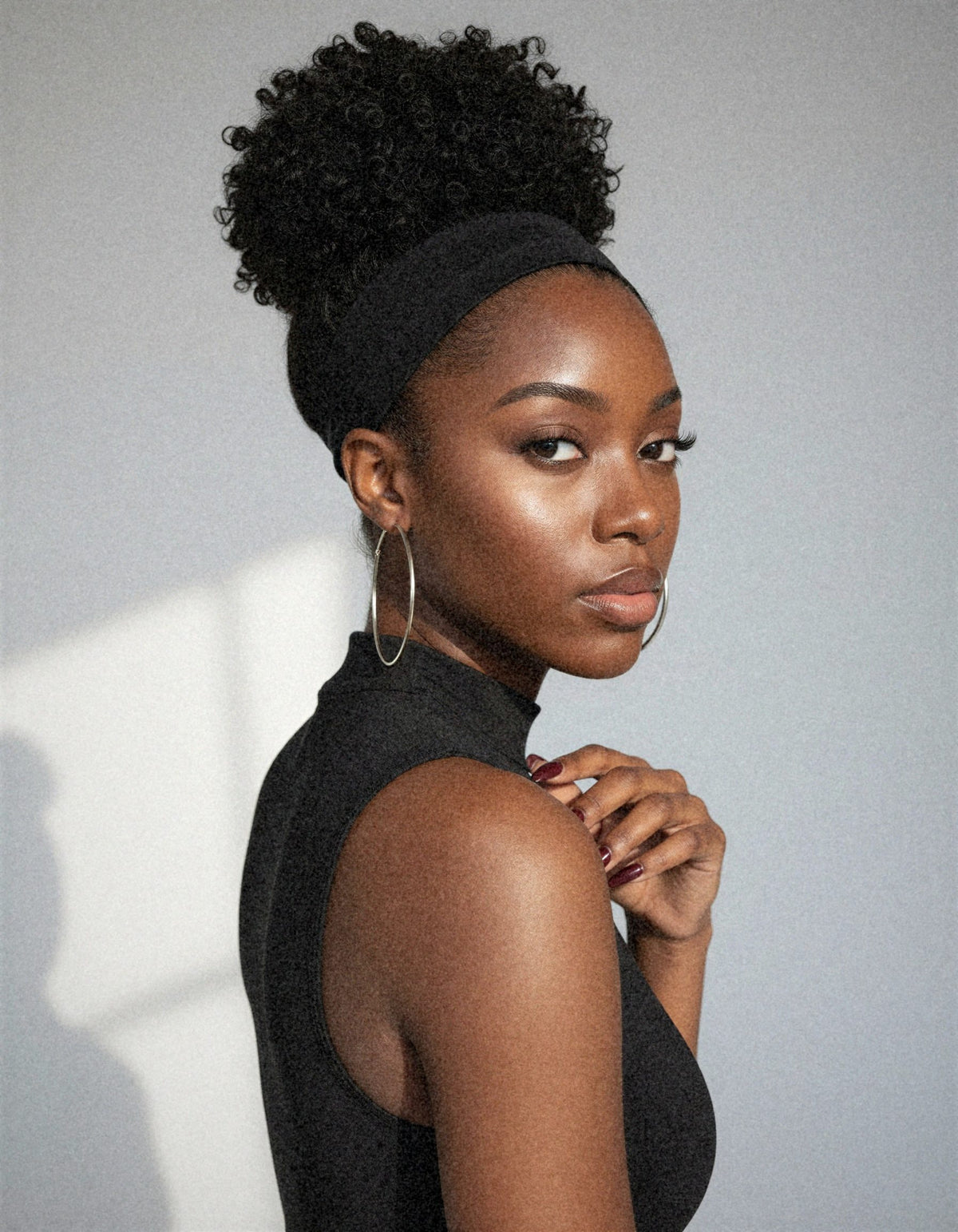 Perruque bandeau crépue kinky curly portée de profil