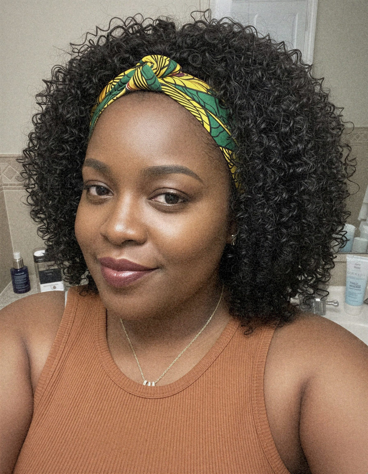 Perruque bandeau crépue kinky curly portée à la maison