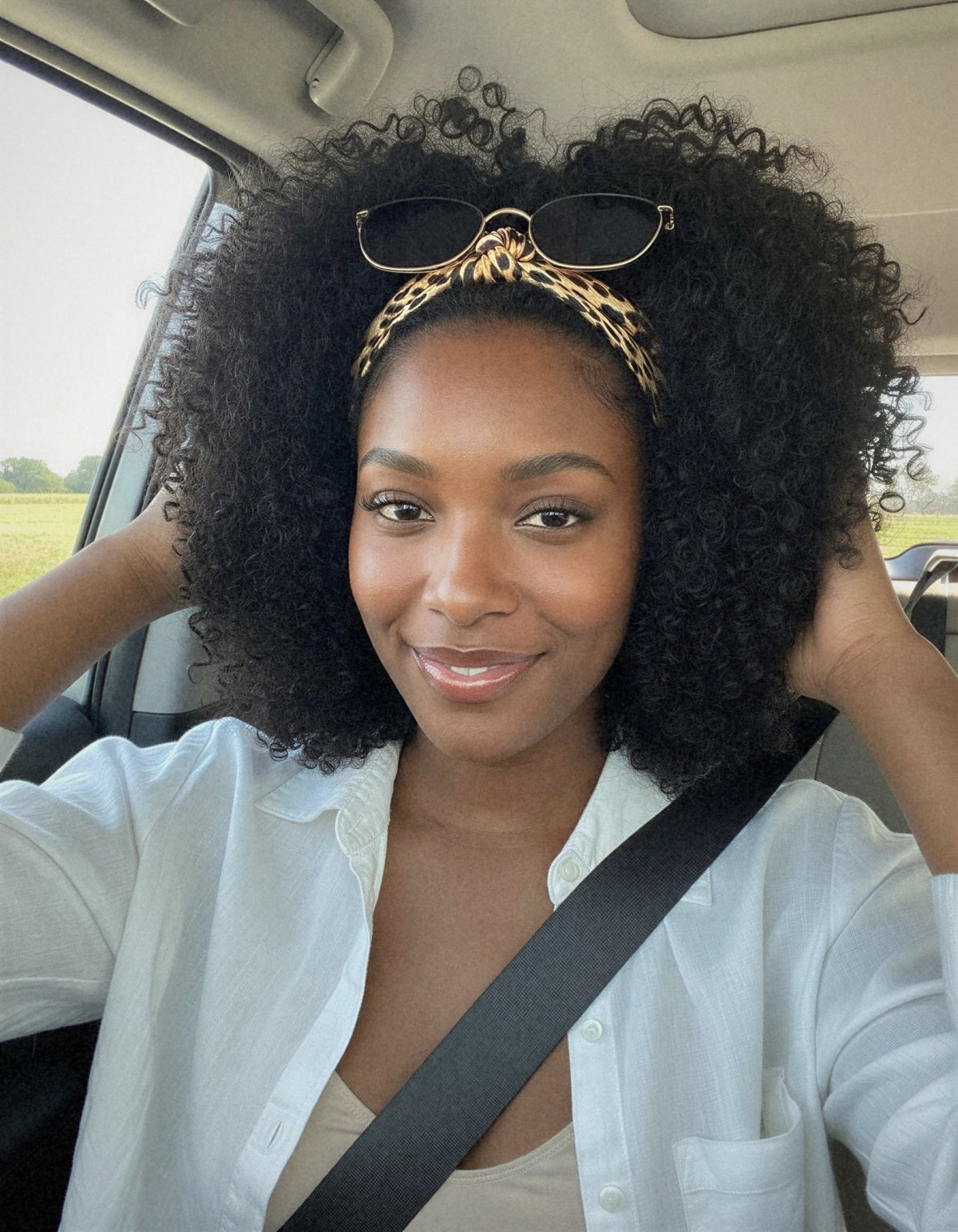 Perruque bandeau crépue kinky curly portée en voiture