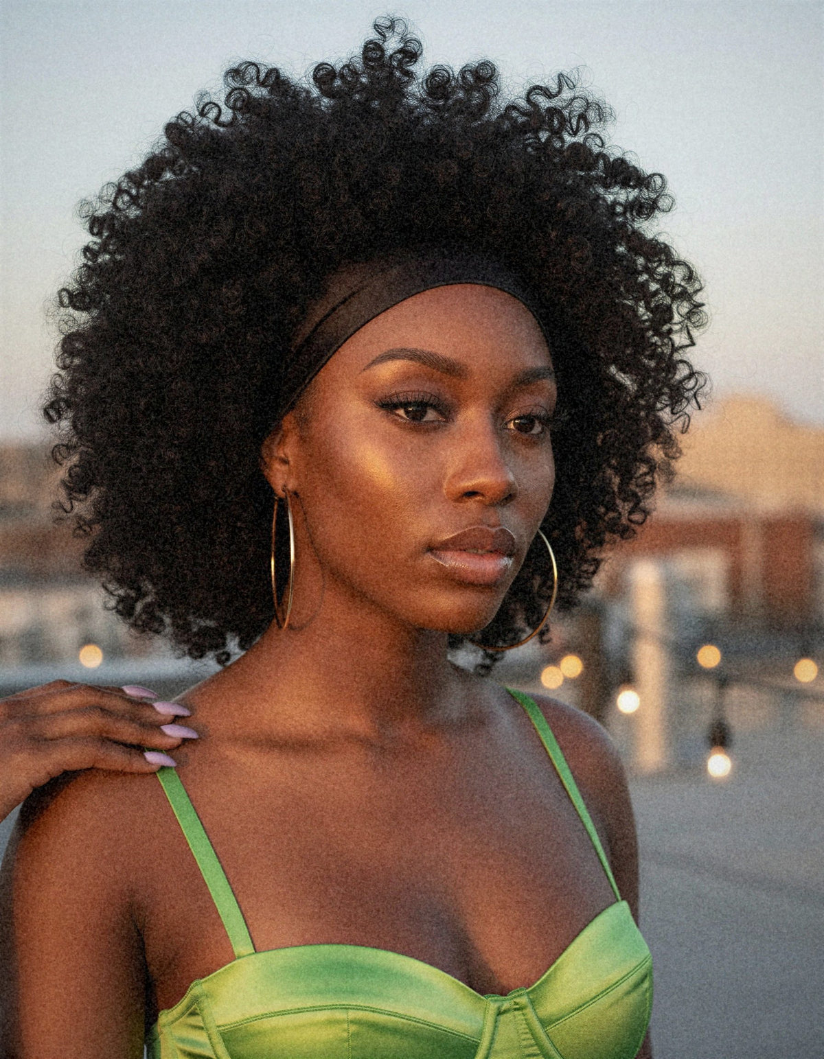 Perruque bandeau crépue kinky curly portée en soirée