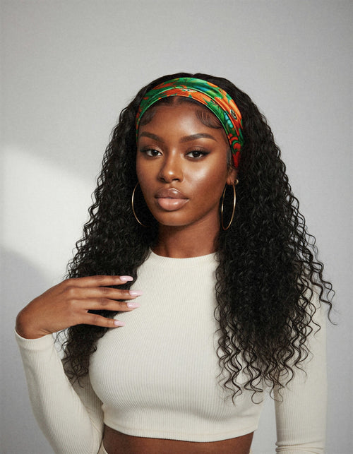 Perruque bandeau bouclée deep wave portée de face, fond studio