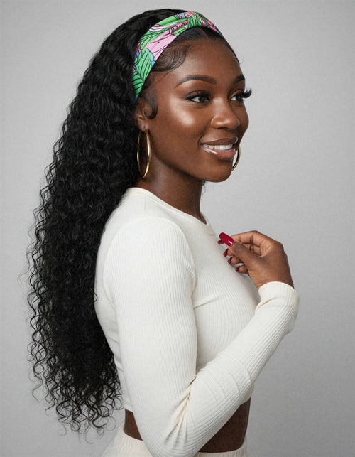 Perruque bandeau bouclée deep wave portée de trois quarts