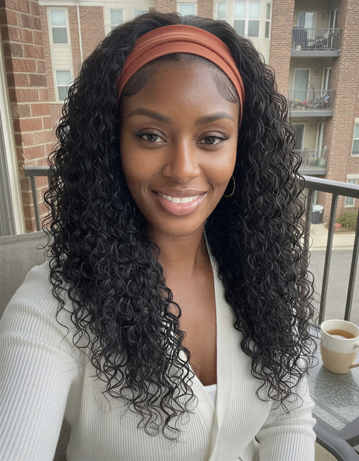 Perruque bandeau bouclée deep wave portée à la maison