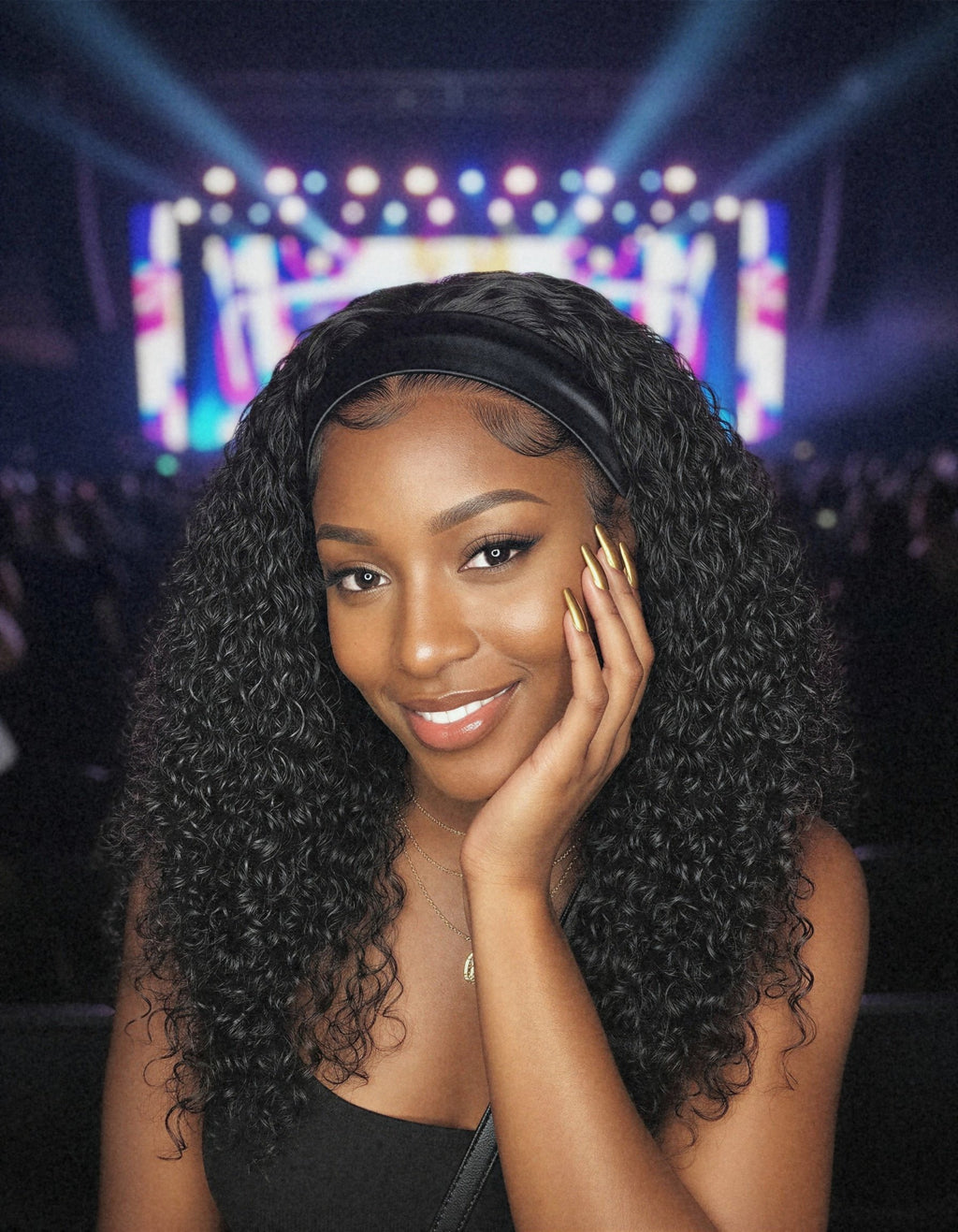 Perruque bandeau bouclée deep wave portée en soirée