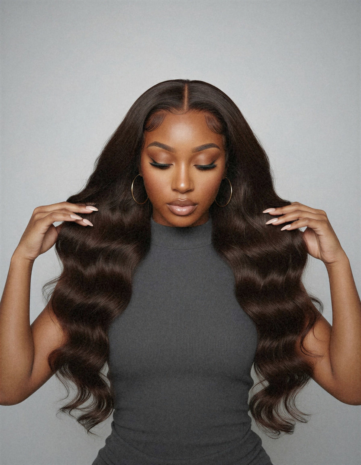Perruque lace frontale HD 13x4 body wave brun chocolat portée de face, fond studio