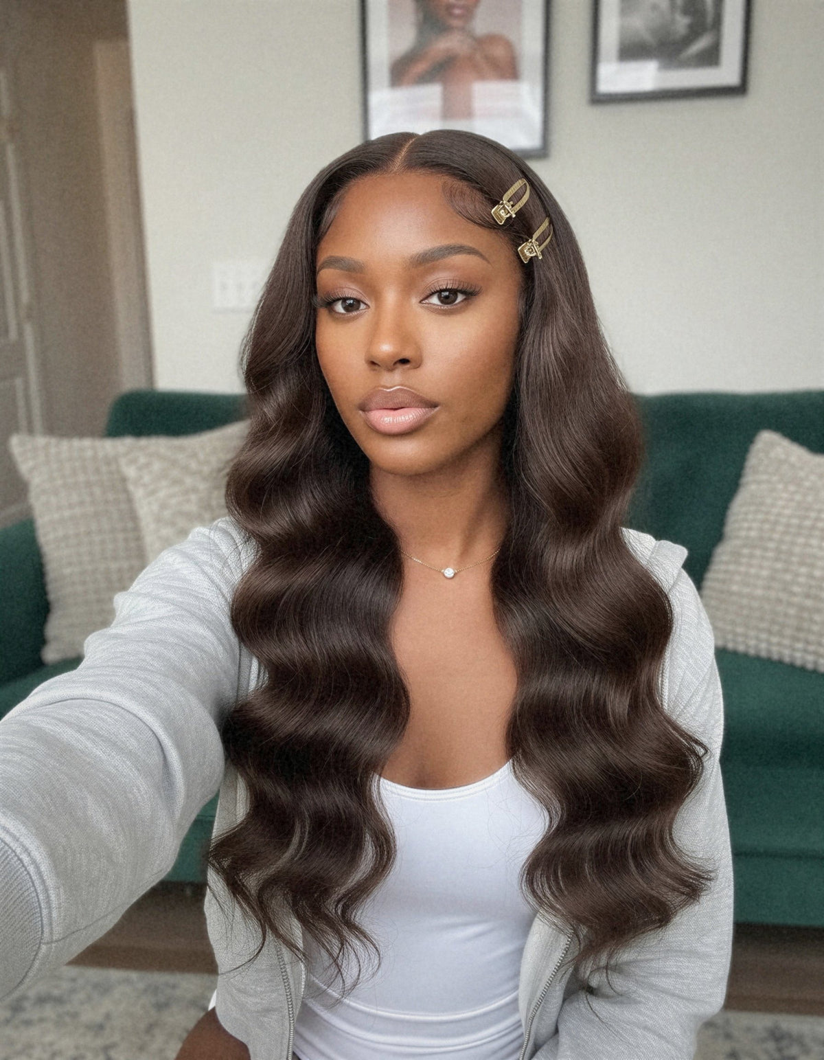 Perruque lace frontale HD 13x4 body wave brun chocolat portée à la maison