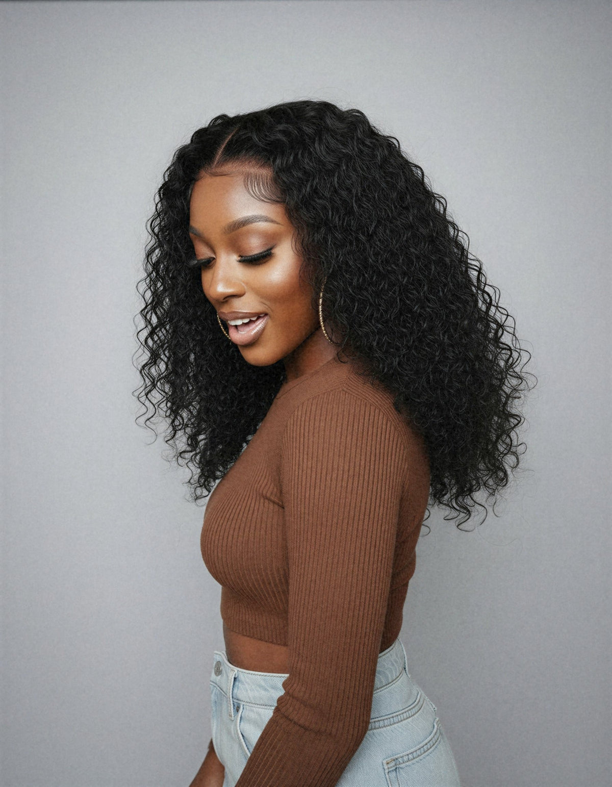 Perruque sans colle bouclée deep wave portée de profil
