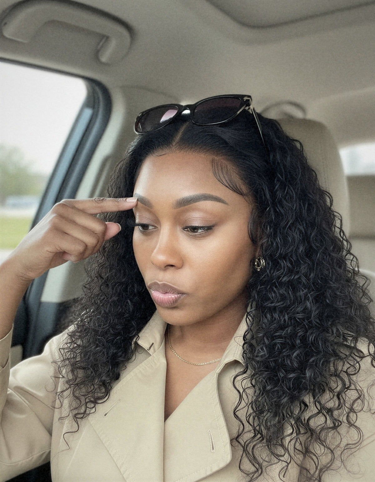 Perruque sans colle bouclée deep wave portée en voiture