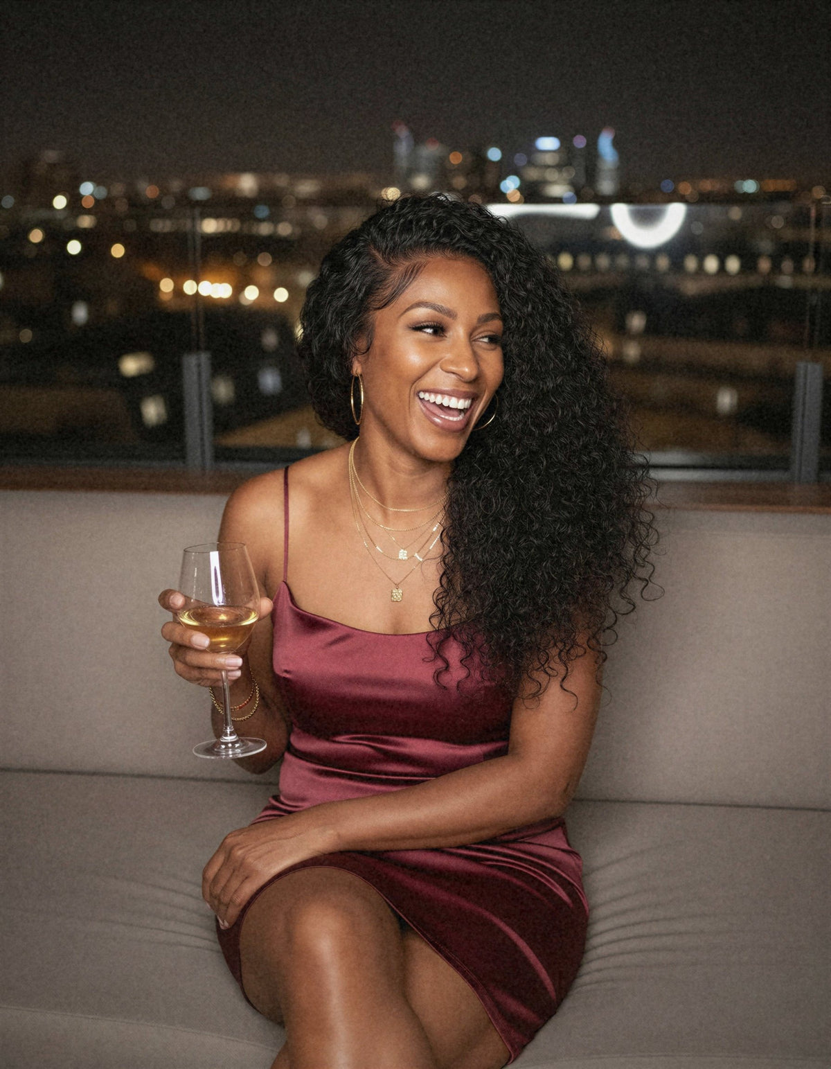 Perruque sans colle bouclée deep wave portée en soirée